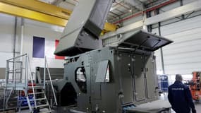 Dans le hall de l'intégration des radars de défense anti-aérienne de Thales à Limours, près de Paris, le 10 avril 2025