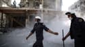 Les Casques blancs interviennent pour secourir des civils après des bombardements du régime.