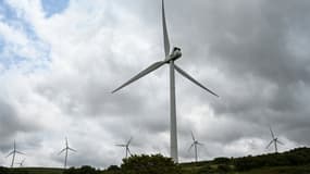 Parc éolien dans un champ à Villeveyrac, en Occitanie, le 1er juin 2021 (photo d'illustration).