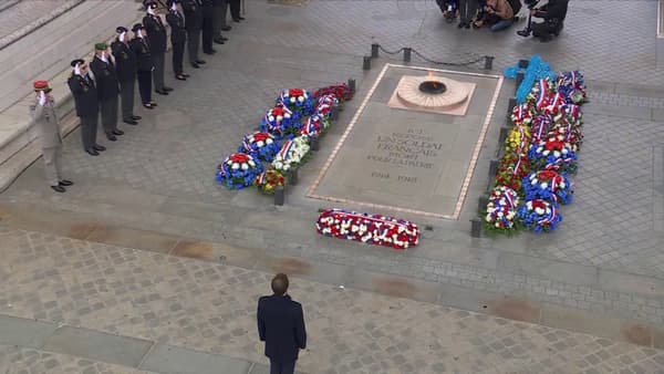 Emmanuel Macron sur la tombe du soldat inconnu. 