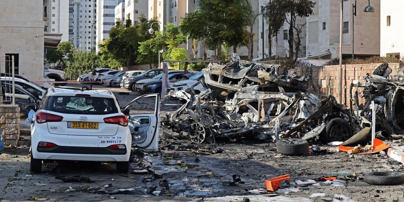 Des voitures endommagées, après des tirs de roquette depuis la bande de Gaza, à Ashkelon, en Israël, le 7 octobre 2023