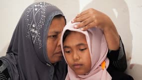 La petite Raudhatul Jannah (à droite) et sa mère, lors de leurs retrouvailles jeudi à Meulaboh sur l'île de Sumatra, en Indonésie.
