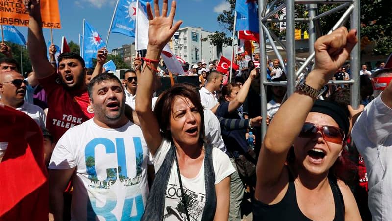 Sur la place Taksim, à Istanbul. Les opposants au Premier ministre turc Recep Tayyip Erdogan appellent à manifester à nouveau ce dimanche à Istanbul pour réclamer le limogeage des responsables de la violente répression des précédents rassemblements et l'a