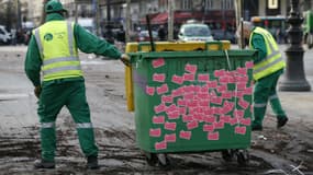 Les voisins de la place de la République à Paris sont excédés par la saleté laissée chaque nuit.