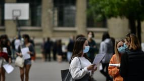 Macron réclame une "tenue décente exigée" à l'école: que dit le règlement de l'Education nationale?