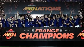Le XV de France soulève le trophée du Tournoi des Six Nations, le 15 mars 2025