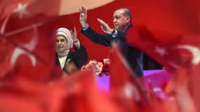 Le président turc Recep Tayyip Erdogan et son épouse lors d'un meeting le 12 avril 2017