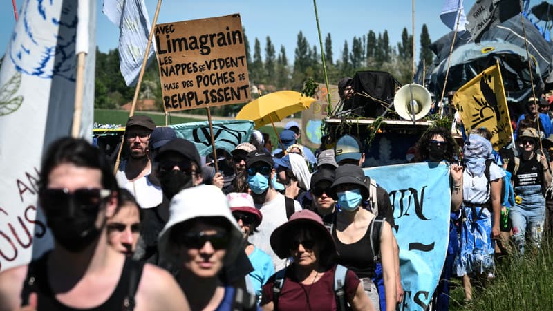 Des manifestants défilent lors d'un rassemblement appelé par « La confédération paysanne », « Extinction Rebellion », « les Faucheurs Volontaires » et « les Soulevements de la Terre » pour protester contre la construction de nouveaux réservoirs d'eau, appelés « mégabassins », pour l'irrigation près de Billom, dans le centre de la France, le 11 mai 2024.