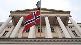 Drapeau de la Norvège devant le palais royal, à Oslo