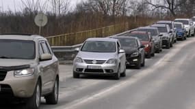 Des convois de voitures en Ukraine à cause de la guerre (illustration)