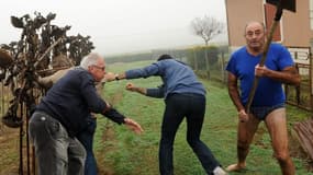 Un habitant évacue Allain Bougrain-Dubourg alors qu'il se fait agresser. 