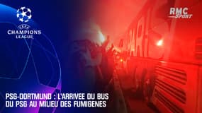 PSG-Dortmund : L'arrivée du bus des Parisiens au Parc des Princes au milieu des fumigènes des supporters