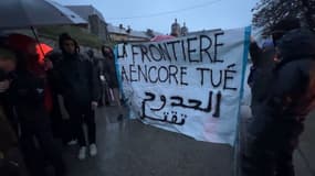 Des manifestants à Briançon qui dénoncent la mort aux frontières.