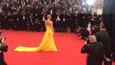 Charlize Theron sur le tapis rouge à Cannes.