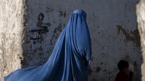 Une femme portant la burqa à Kaboul, le 28 avril 2022. 