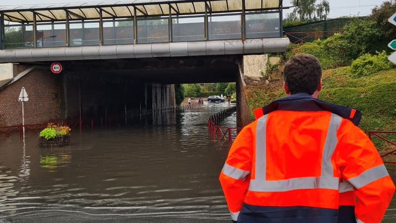 L'eau est montée très rapidement sous le pont.