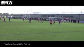 Un jeune anglais marque un but à la Cantona