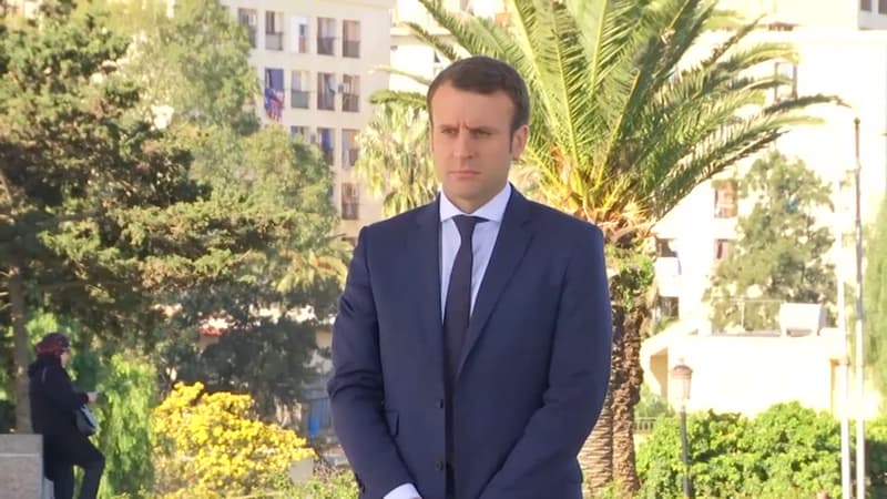 Emmanuel Macron à Alger, le 14 février 2017, au Mémorial du martyr.