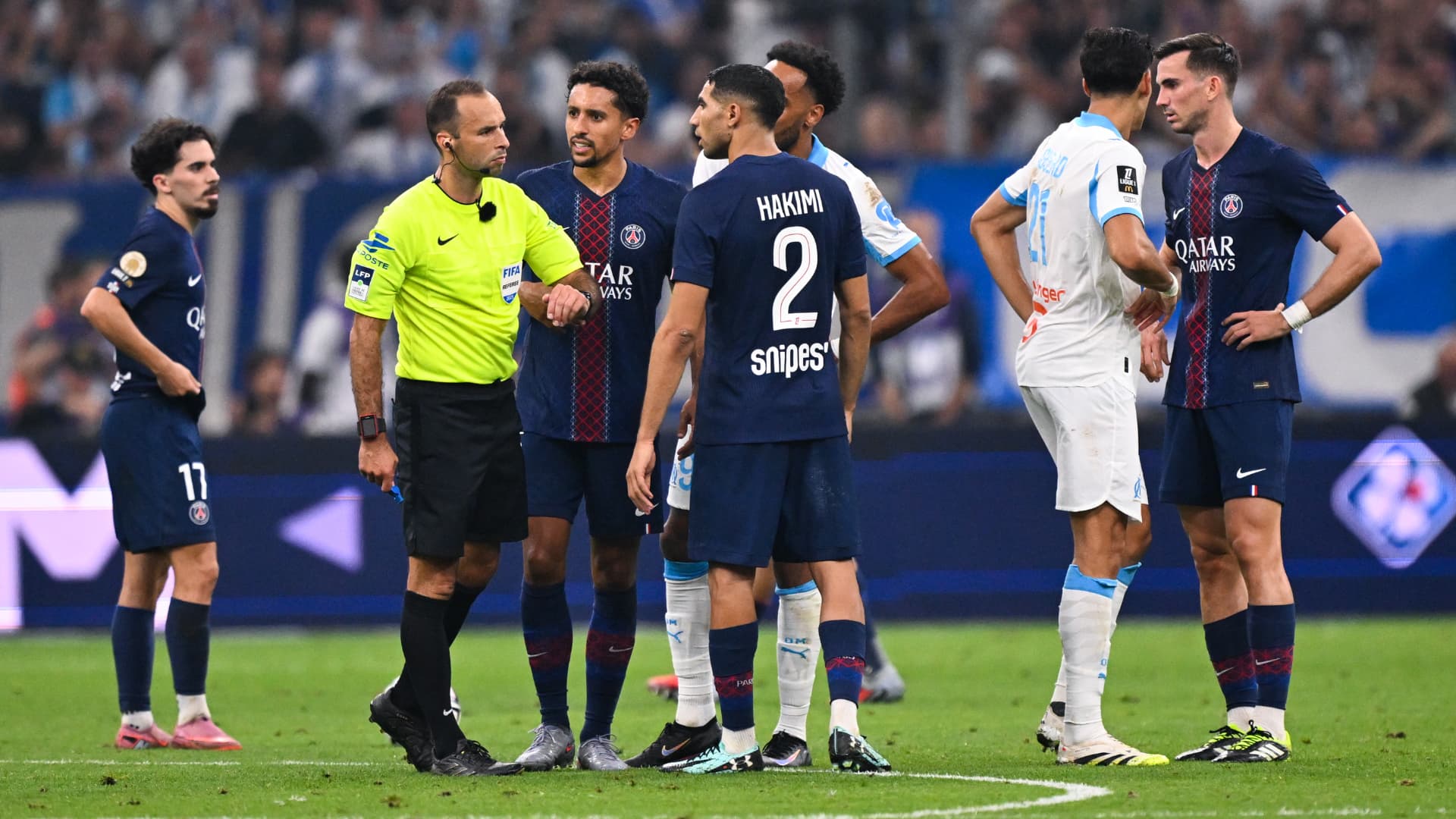 "TU LEUR AS DONNÉ UN CARTON, ILS ONT FAIT 10 FAUTES": QUAND MARQUINHOS ENRAGE AUPRÈS DE L'ARBITRE D'OM-PSG