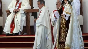 En janvier, le pape François s'était rendu dans le pays d'Amérique Latine. L'évêque Juan Barros (au centre) était accusé d'avoir tu des crimes pédophiles, et avait finalement présenté sa démission.