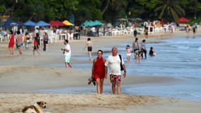Des touristes sur la plage de Mirissa au Sri Lanka, le 25 mars 2022