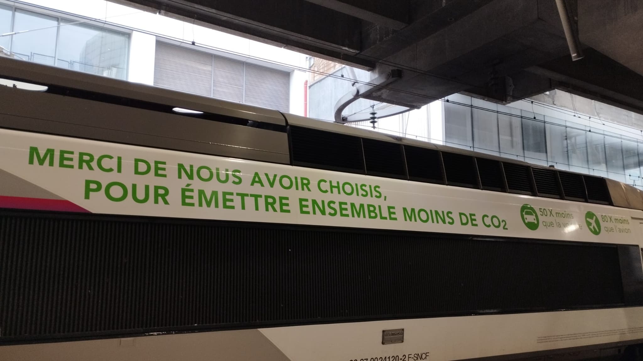 Message publicitaire de la SNCF sur le CO2 Message publicitaire de la SNCF sur le CO2