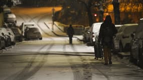 Un homme marche sous la neige à Lyon, le 13 décembre 2022.