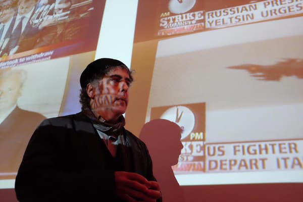 Ron Haviv présente "The Lost Rolls", à Paris, le 10 novembre.