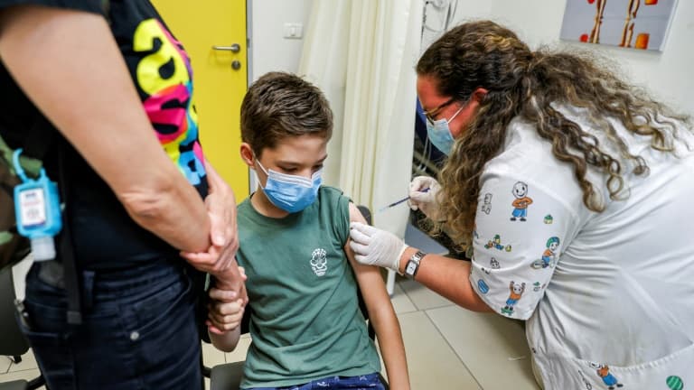 Un garçon se fait vacciner contre le Covid-19 à Holon (Israël) près de Tel Aviv le 21 juin 2021 (photo d'illustration)