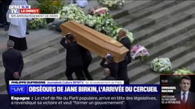Obsèques de Jane Birkin: le cercueil entre dans l'église Saint-Roch porté par ses filles Charlotte Gainsbourg et Lou Doillon