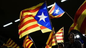 Des drapeaux catalans brandis lors d'un meeting de la liste "Junts per Catalonia", le 15 décembre 2017