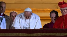 Le pape François, au soir de son élection, le 13 mars, s'inclinant devant la foule massée place Saint-Pierre