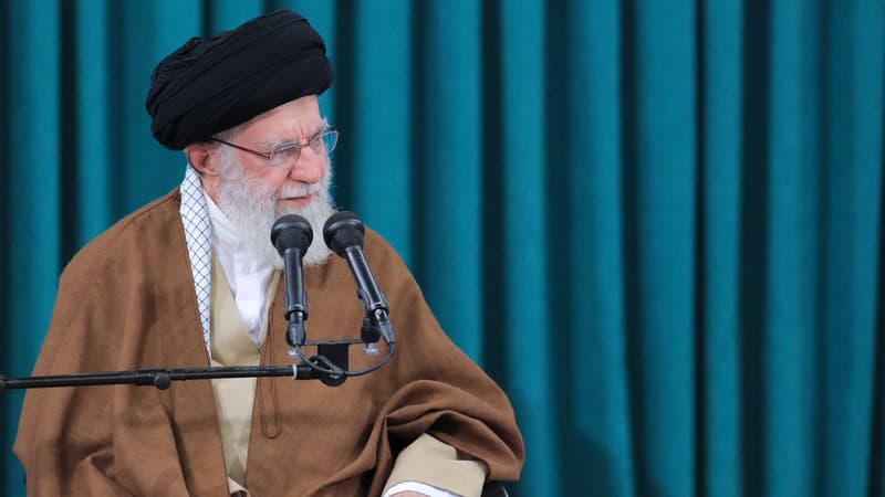 Une photo fournie par le bureau du guide suprême iranien montrant l'ayatollah Ali Khamenei, le 17 octobre 2023, lors d'une réunion à Téhéran, en Iran.