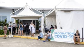 Des gens font la queue pour recevoir une dose d'un vaccin Covid-19 dans un centre de vaccination de Cayenne, le 2 mai 2021