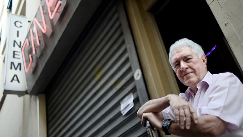 Maurice Laroche, patron du Beverley, devant son établissement