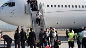 Gary Cahill descend de l'avion