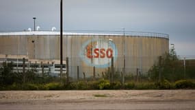 photo prise le 5 octobre 2022 montrant une cuve de stockage de carburant avec le logo "ESSO" de la société ExxonMobil, à Port-Jerome-sur-Seine, près du Havre, nord-ouest de la France
