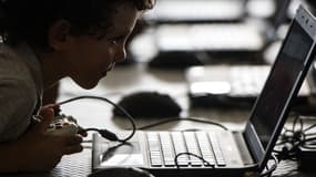 Les ados peuvent passer jusqu'à 6 heures devant un écran pendant le week-end. 