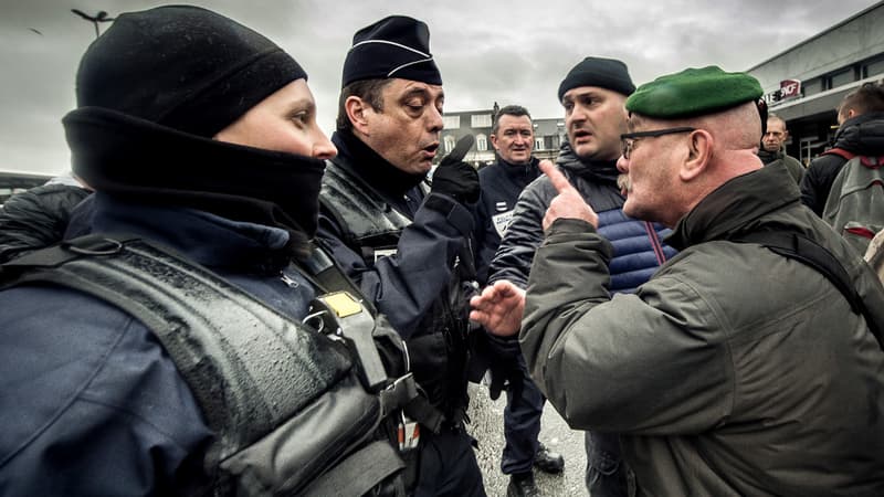 Policiers et manifestants à Calais, le 20 février 2016.