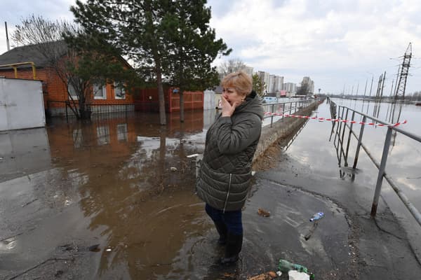 Lyudmila Borodina, 56 ans, travailleuse médicale, pleure dans un quartier résidentiel inondé de la ville d'Orenburg le 13 avril 2024. 