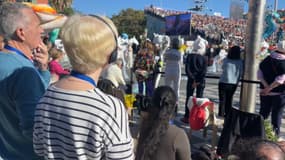Depuis 2024, le carnaval de Nice propose au public malvoyant des défilés en audiodescription, comme ici le 26 février 2025 sur la place Masséna.