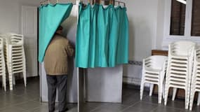 Un homme vote à Frasseto en Corse, le 22 mars 2015