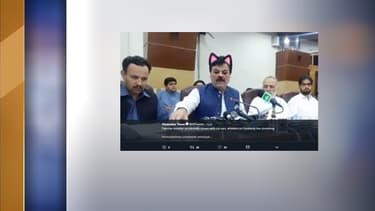Le ministre de l'Information d'une province pakistanaise donnait une conférence retransmise en direct sur les réseaux sociaux.
