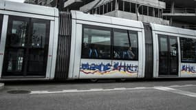 Un tram lyonnais traverse le quartier de la Confluence (photo d'illustration)