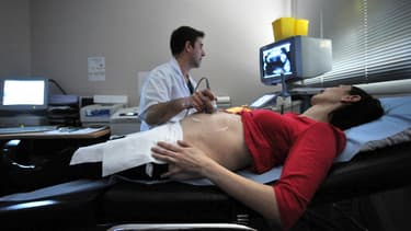 Echographie d'une femme enceinte. (Illustration)