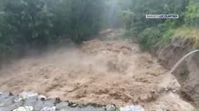 Le torrent d'eau qui ravage la commune de St-Martin-Vésubie ce vendredi.