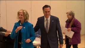 Mitt et Ann Romney, dans le bureau de vote de Belmont, Massachusetts