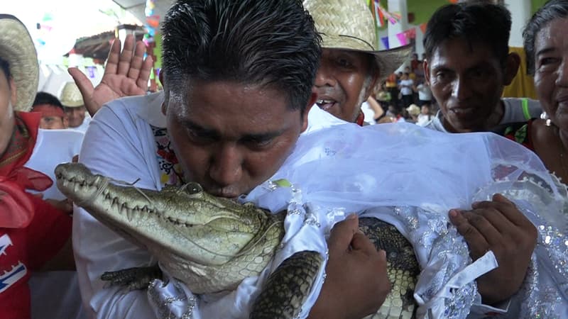 Víctor Hugo Sosa, maire de San Pedro Huamelula, au Mexique, épouse une femelle caïman dans le cadre d'une cérémonie vieille de 230 ans, le 30 juin 2023