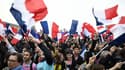 Des supporters d'Emmanuel Macron sur l'esplanade du Louvre le 7 mai 2017
