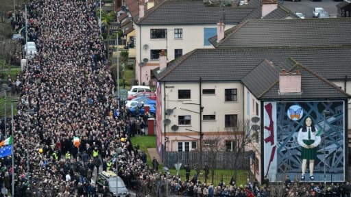 Procession à Derry le 23 mars 2017 pour les funérailles de Martin McGuinness, ancien responsable de l'IRA devenu négociateur du processus de paix